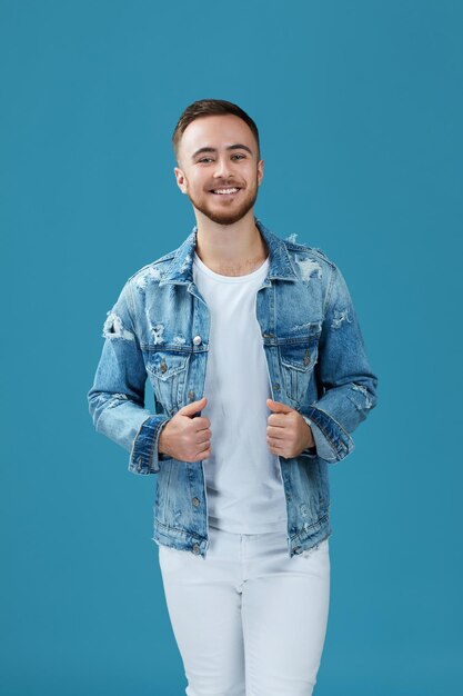 Foto knappe lachende man in denim