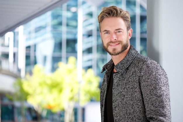 Knappe lachende man met baard buiten