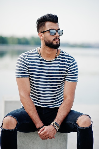 Knappe lange arabische baard man model bij gestript shirt poseerde buiten modieuze arabische man bij zonnebril