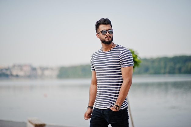 Knappe lange arabische baard man model bij gestript shirt poseerde buiten modieuze arabische man bij zonnebril