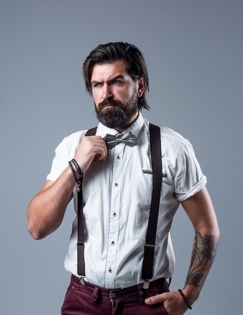 Knappe macho formele partij dresscode ouderwetse bebaarde hipster kapper concept brutale knappe man met snor volwassen kapper in retro stijl mannelijkheid en charisma