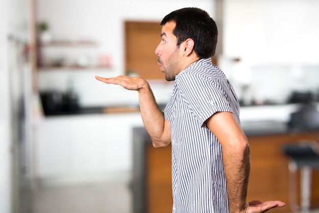 Knappe man dansen in huis