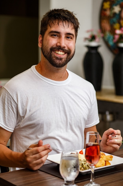 Knappe man die alleen in het restaurant dineert tijdens de pandemie