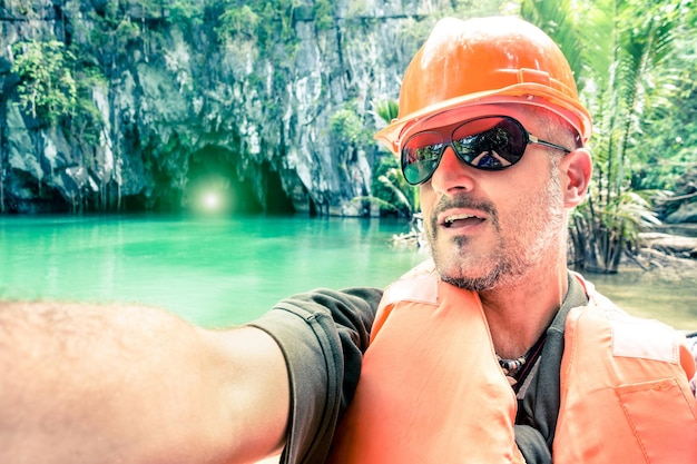 Knappe man die selfie maakt in de ondergrondse riviergrotten van Puerto Princesa