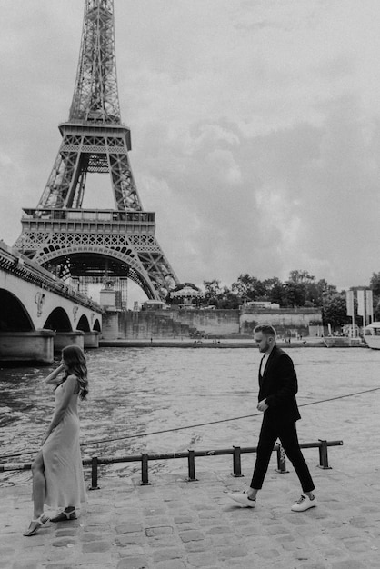 Knappe man doet een huwelijksaanzoek op zonnige dag in Parijs, Frankrijk