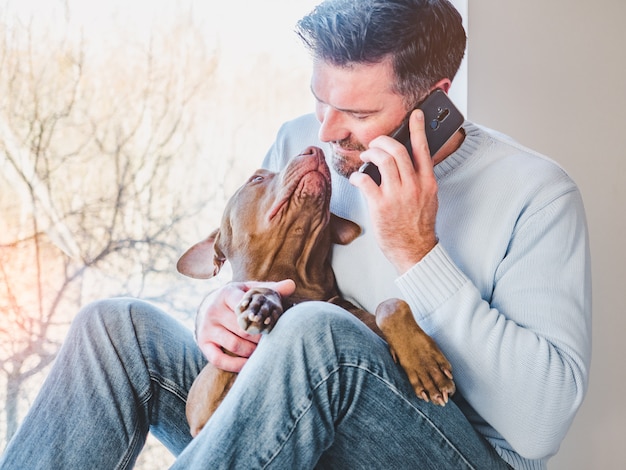 Knappe man en een charmante puppy. Detailopname