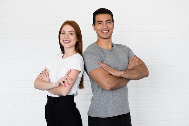 Knappe man en jonge vrouw die samen stellen