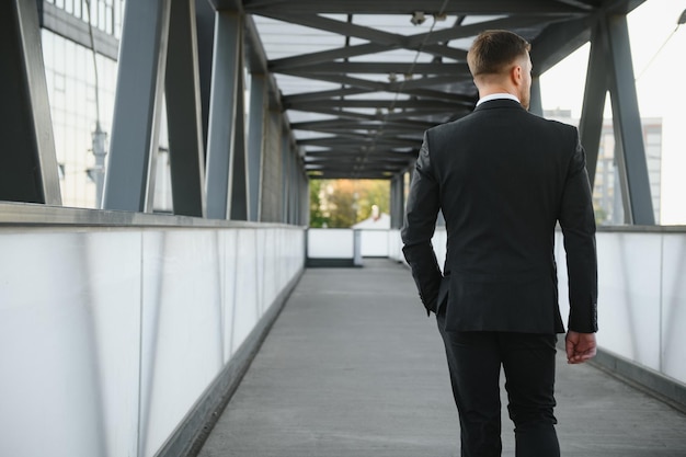 Knappe man gaat vergaderen