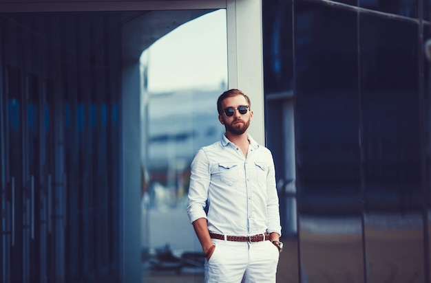 Knappe man, gekleed in shirt en spijkerbroek