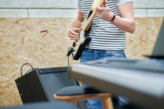 knappe man gitaar spelen in studio