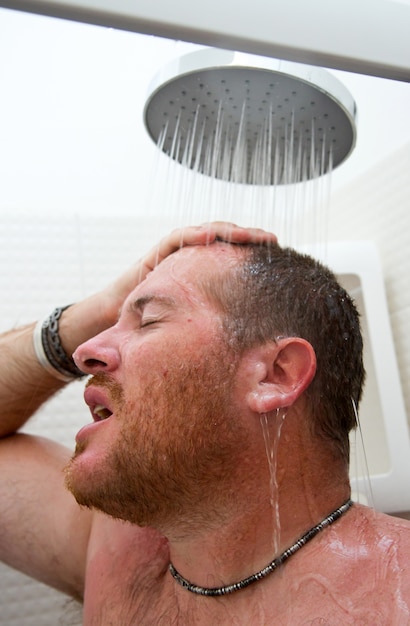 Knappe man in de douche