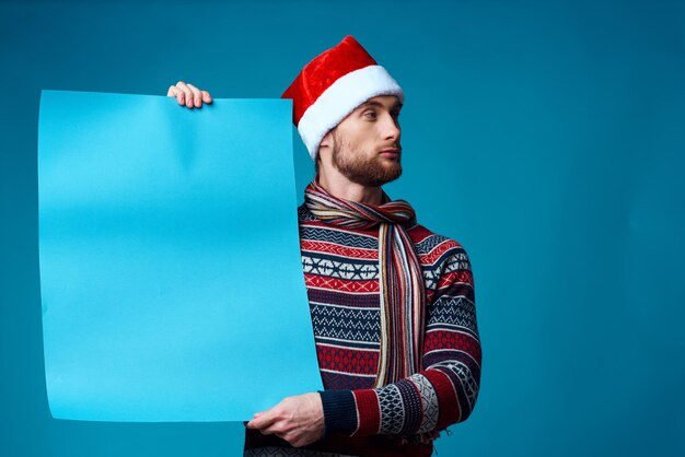 Knappe man in een kerst blauwe mockup poster studio poseren