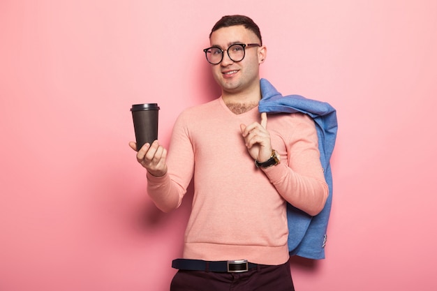 Knappe man in lichte jas met koffiekopje