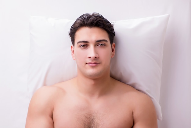 Knappe man in spa massage concept