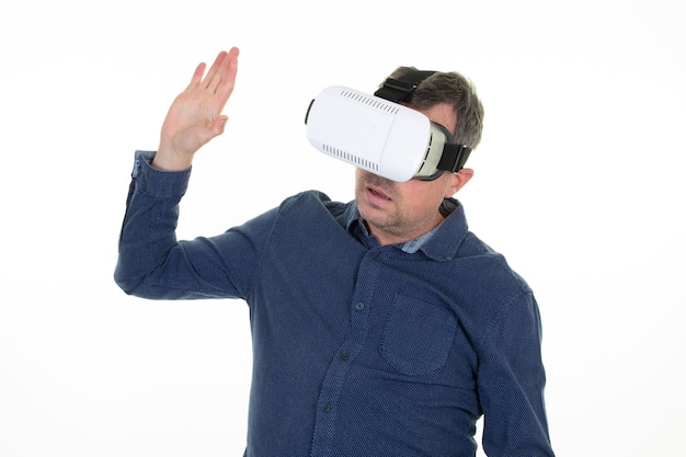 Knappe man in virtueel met virtual reality vr-bril