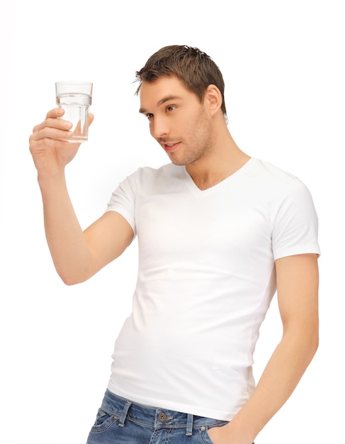 knappe man in wit overhemd met glas water