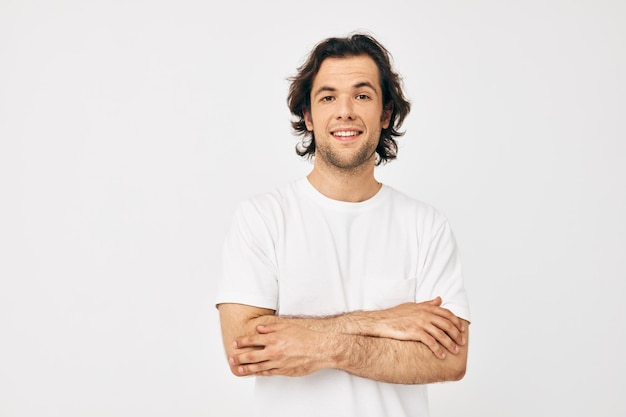 Knappe man in witte tshirt mode bijgesneden weergave lichte achtergrond