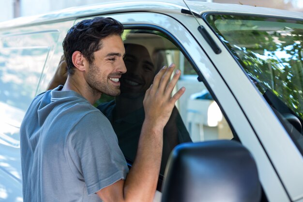 Knappe man knuffelen zijn auto