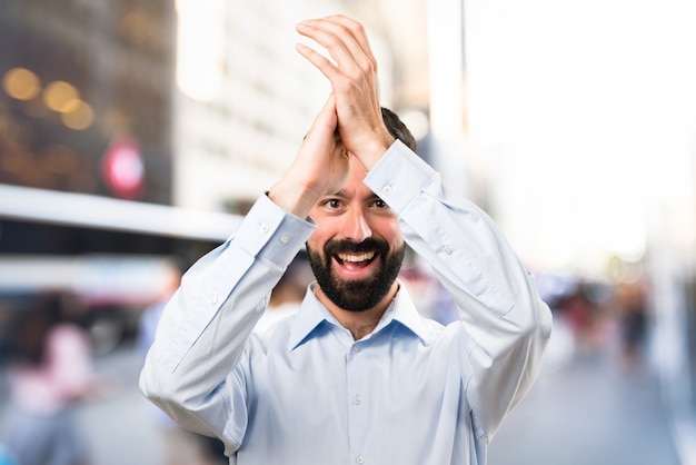 Knappe man met baard, klaarmaken op ongerichte achtergrond