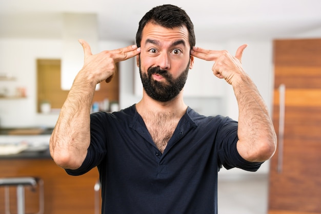 Knappe man met baard, zelfmoordgebaar in huis