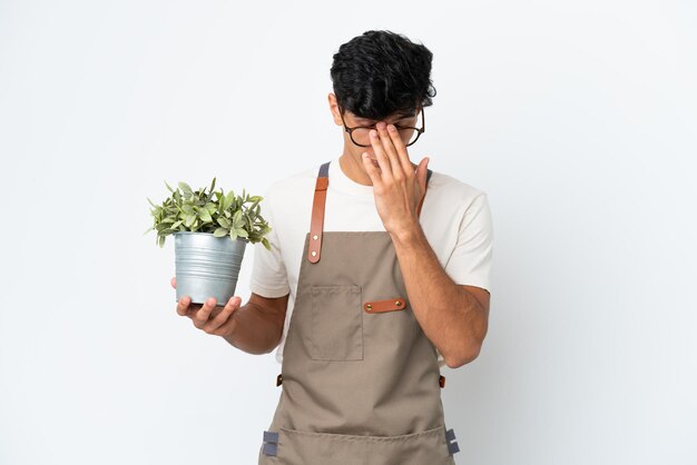 Knappe man met geel sweatshirt met problemen bij het maken van een zelfmoordgebaar