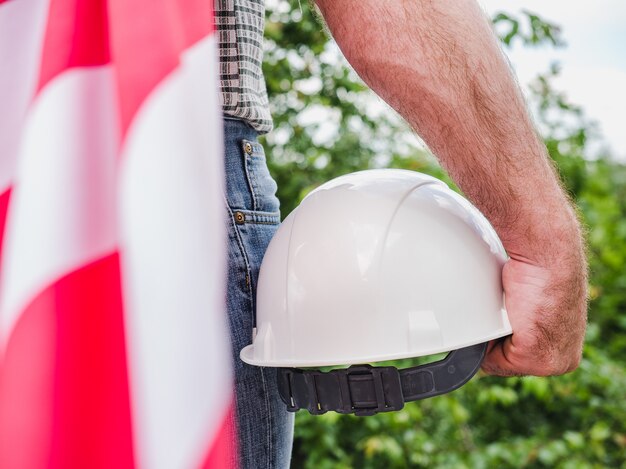 Foto knappe man met gereedschap, met een amerikaanse vlag