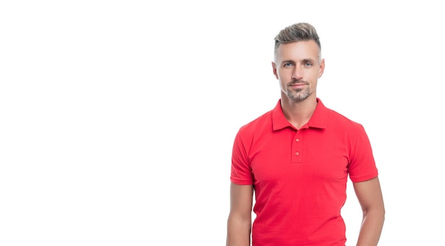 Knappe man met grijzend haar in rood shirt geïsoleerd op witte achtergrond
