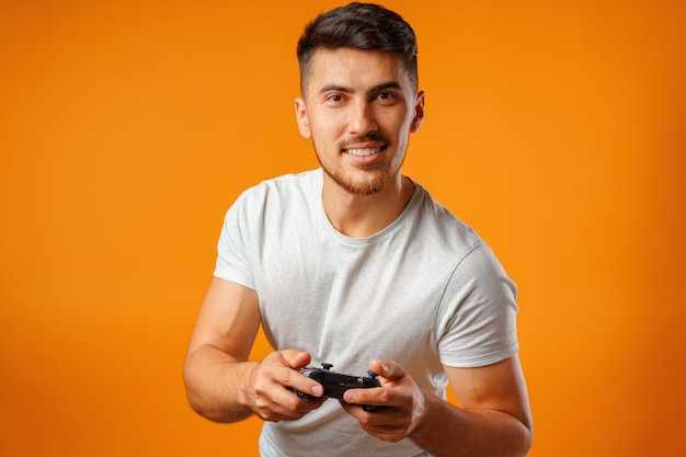 Knappe man met joystick voor videogames