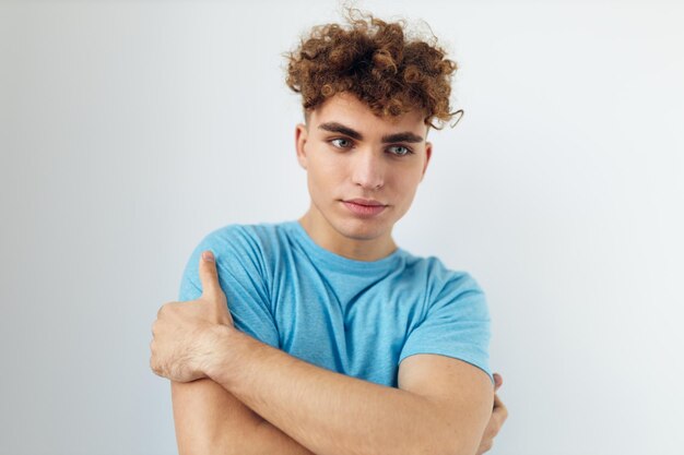 Knappe man met krullend haar in een blauw t-shirt