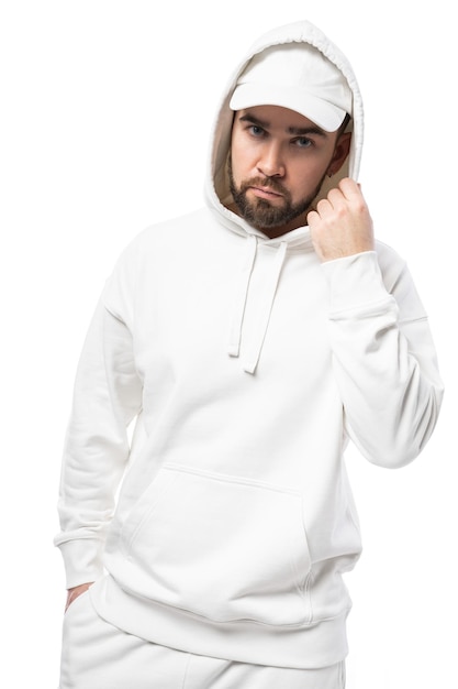 Knappe man met lege witte pet hoodie en korte broek geïsoleerd op een witte achtergrond