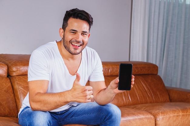 Knappe man met mobiele telefoon in de hand met ruimte voor tekst