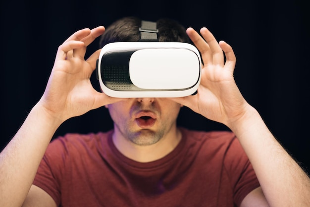 Knappe man met virtual reality-headset Augmented Reality Man met moderne 3D vr-bril binnenshuis Student spelen met VR-bril