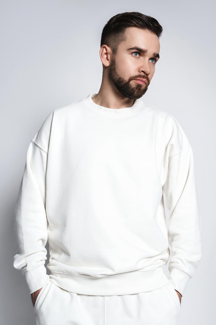 Foto knappe man met witte sweater