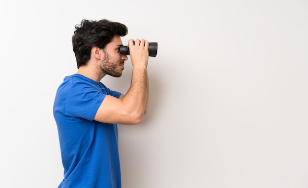 Foto knappe man met zwarte verrekijker