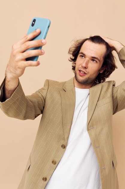 Knappe man neemt een selfie klassieke stijl technologieën geïsoleerde achtergrond