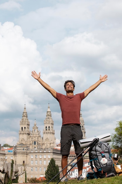 Foto knappe man op reis met zijn rugzak