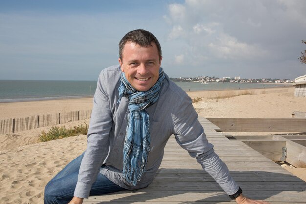 knappe man tijdens vakantie strand kust in de lente