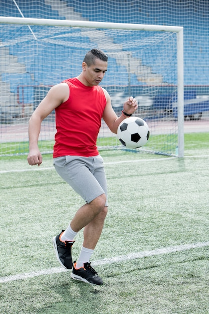 Knappe man voetballen in het stadion