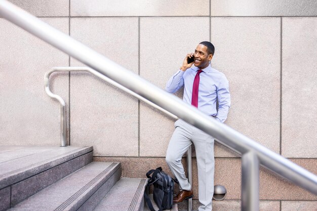 Knappe mannelijke afro-amerikaanse zakenman ceo in een stijlvol zakelijk elegant pak