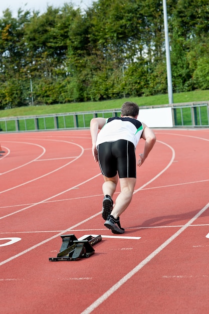 Foto knappe mannelijke sprinters training