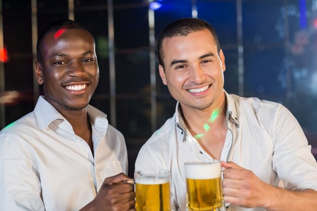 Knappe mannen die samen drinken