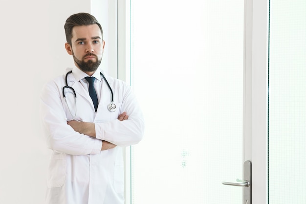 Knappe medisch officier in het ziekenhuis