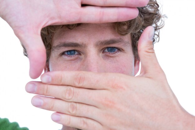 Foto knappe mens die camera en het gesturing bekijkt