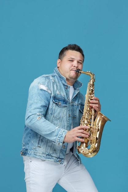 Knappe muzikant die saxofoon speelt