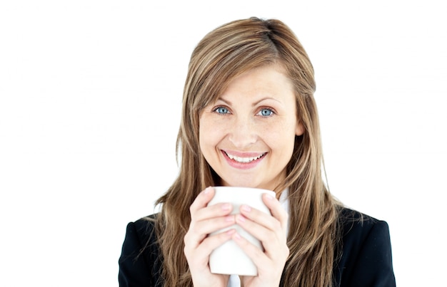 Knappe onderneemster die een koffie drinkt tegen een witte backgr