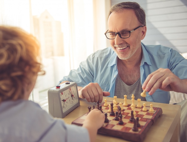 Knappe opa en kleinzoon schaken