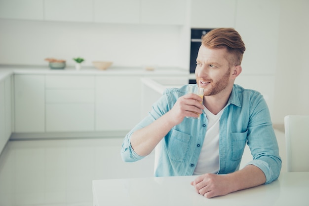 Knappe roodharige man in de keuken