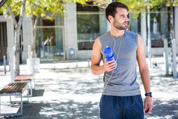 Knappe runner met een fles water