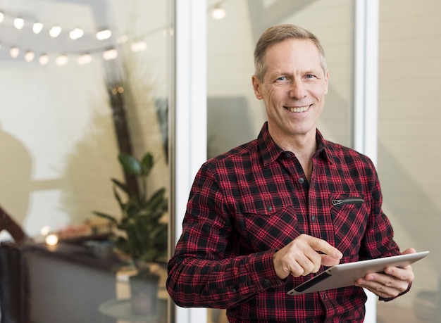 Foto knappe senior man met een tablet