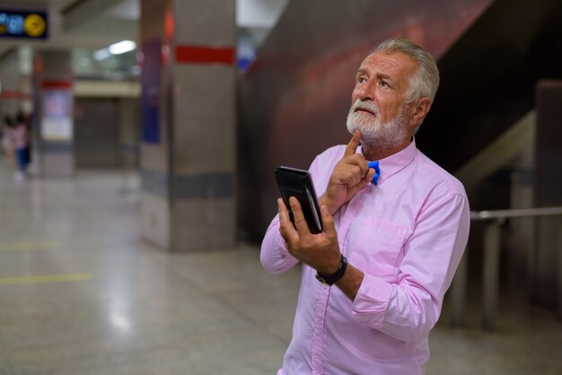 Knappe senior toeristische man verkennen van de stad Bangkok, Thailandia